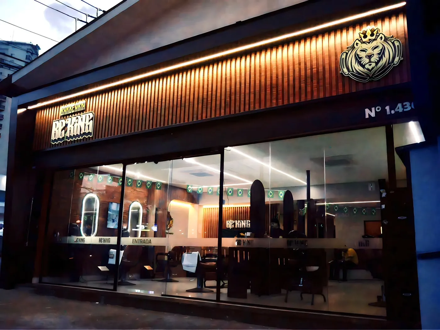 Fachada iluminada da BeKing em Guarulhos