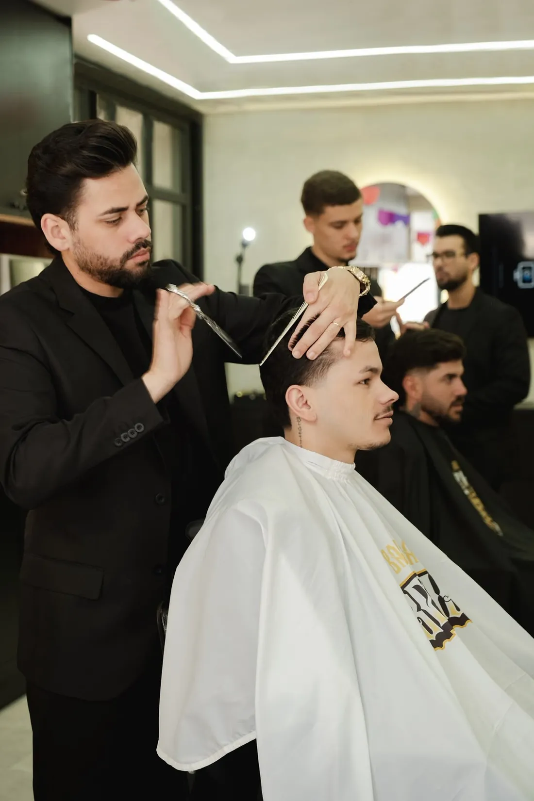 Barbeiro da BeKing realizando um corte em atendimento premium