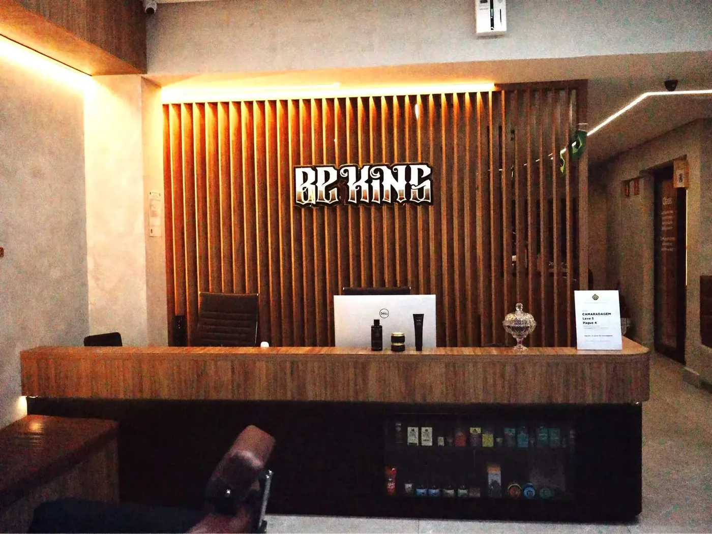 Recepção da BeKing Barbearia com letreiro iluminado